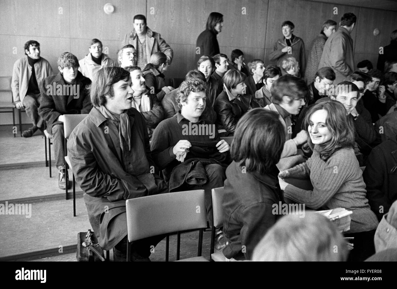 Daniel Cohn-Bendit (centro) tra gli spettatori. Accusato leader degli studenti Hans-Jürgen Krahl (non in foto) ha di stare davanti a una corte di assessori laici a Frankfurt am Main il 05 febbraio 1969. Egli è accusato di pesanti sconfinamenti in coincidenza con la coercizione. Egli era stato arrestato il 31 gennaio 1969. Foto Stock