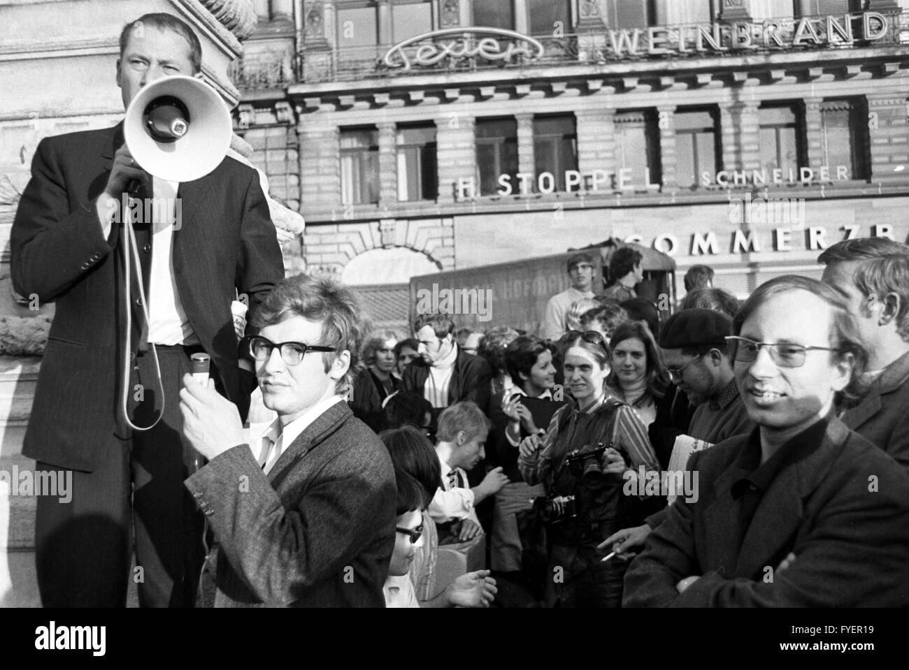 Avvocato Heinrich Hannover parla durante un megafono dopo la pronuncia della sentenza contro Daniel Cohn-Bendit. Alla sua destra il presidente SDS Karl-Dietrich Wolff, per l'estrema destra leader degli studenti Hans-Jürgen Krahl. Il socialista tedesco Student Union (SDS) tiene un teach-in in occasione del processo contro il leader degli studenti Daniel Cohn-Bendit il 27 settembre 1968 a Frankfurt am Main. Foto Stock