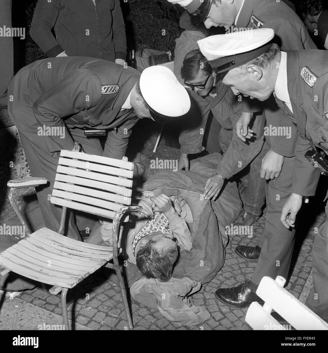 La polizia si riattiva cinquantuno mocassini nelle prime ore del mattino del 18 agosto 1967 di Hannover durante una razzia. Foto Stock