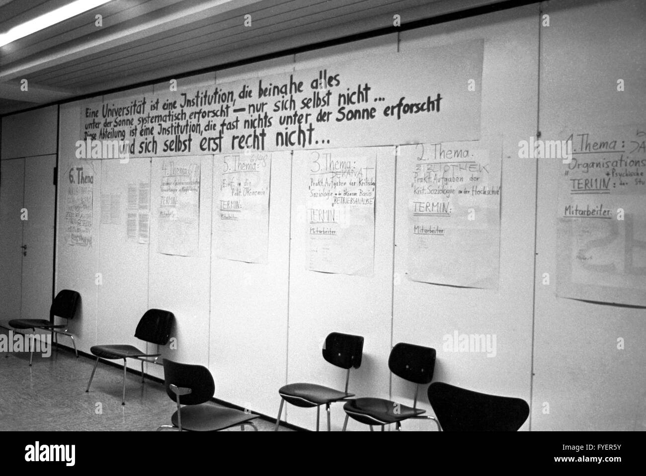 Slogan in una delle camere di facoltà. Circa un centinaio di studenti del social-facoltà scientifiche dell Università della Ruhr di Bochum hanno occupato la facoltà il 16 dicembre 1968. Foto Stock