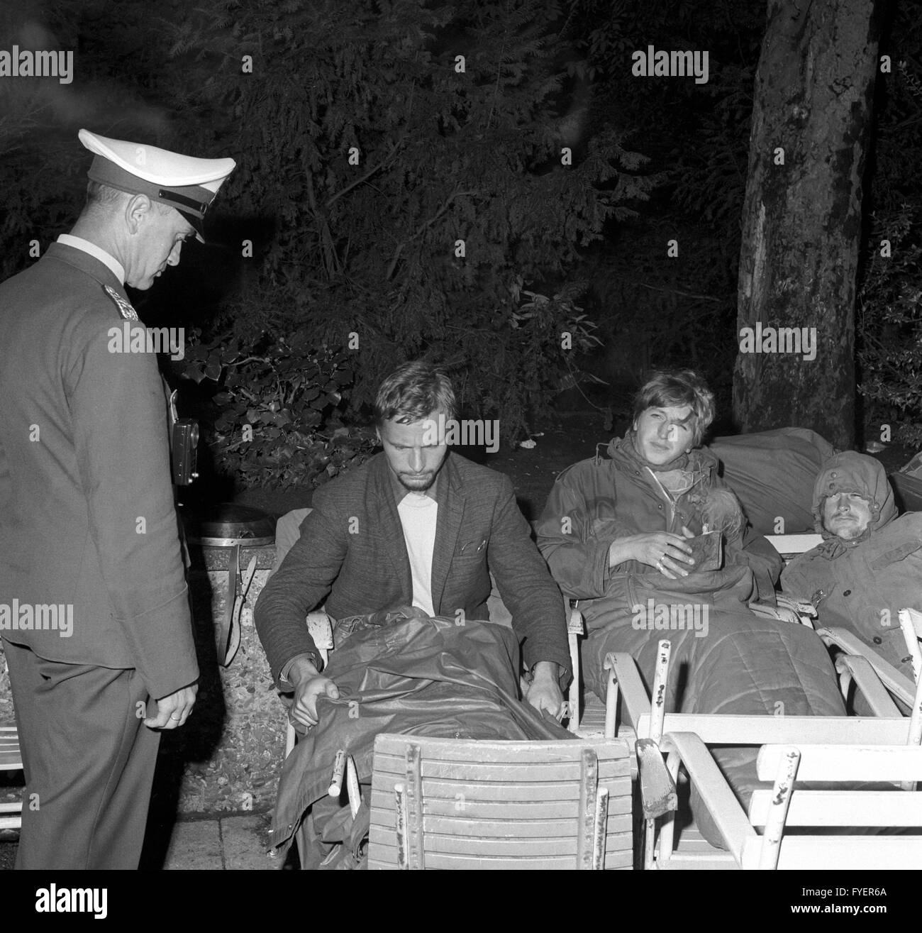 La polizia si riattiva cinquantuno mocassini nelle prime ore del mattino del 18 agosto 1967 di Hannover durante una razzia. Foto Stock