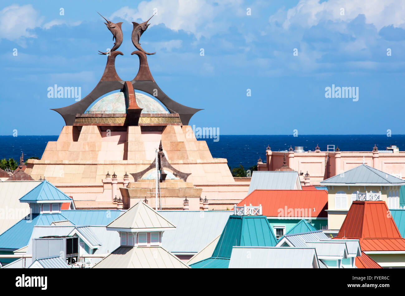 Quartiere residenziale e resorts' tetti colorati su Paradise Island (Bahamas). Foto Stock