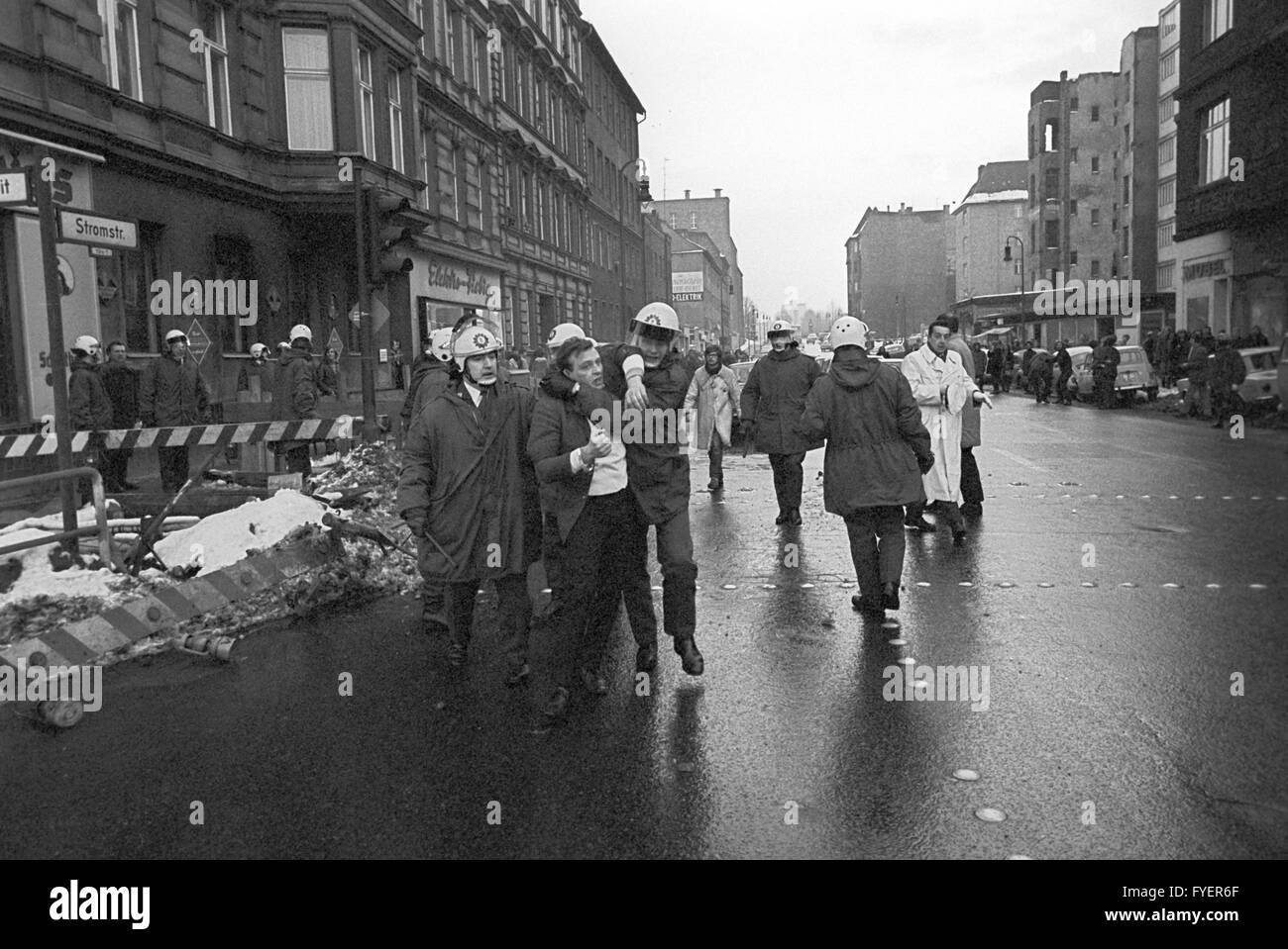 Un dimostrante è arrestato. Diverse migliaia di sostenitori di sinistra-ala gruppi hanno organizzato una dimostrazione di solidarietà per avvocato Horst Mahler il 07 marzo 1970 a Berlino. Mahler ha per affrontare gli oneri di fronte alla corte. Foto Stock