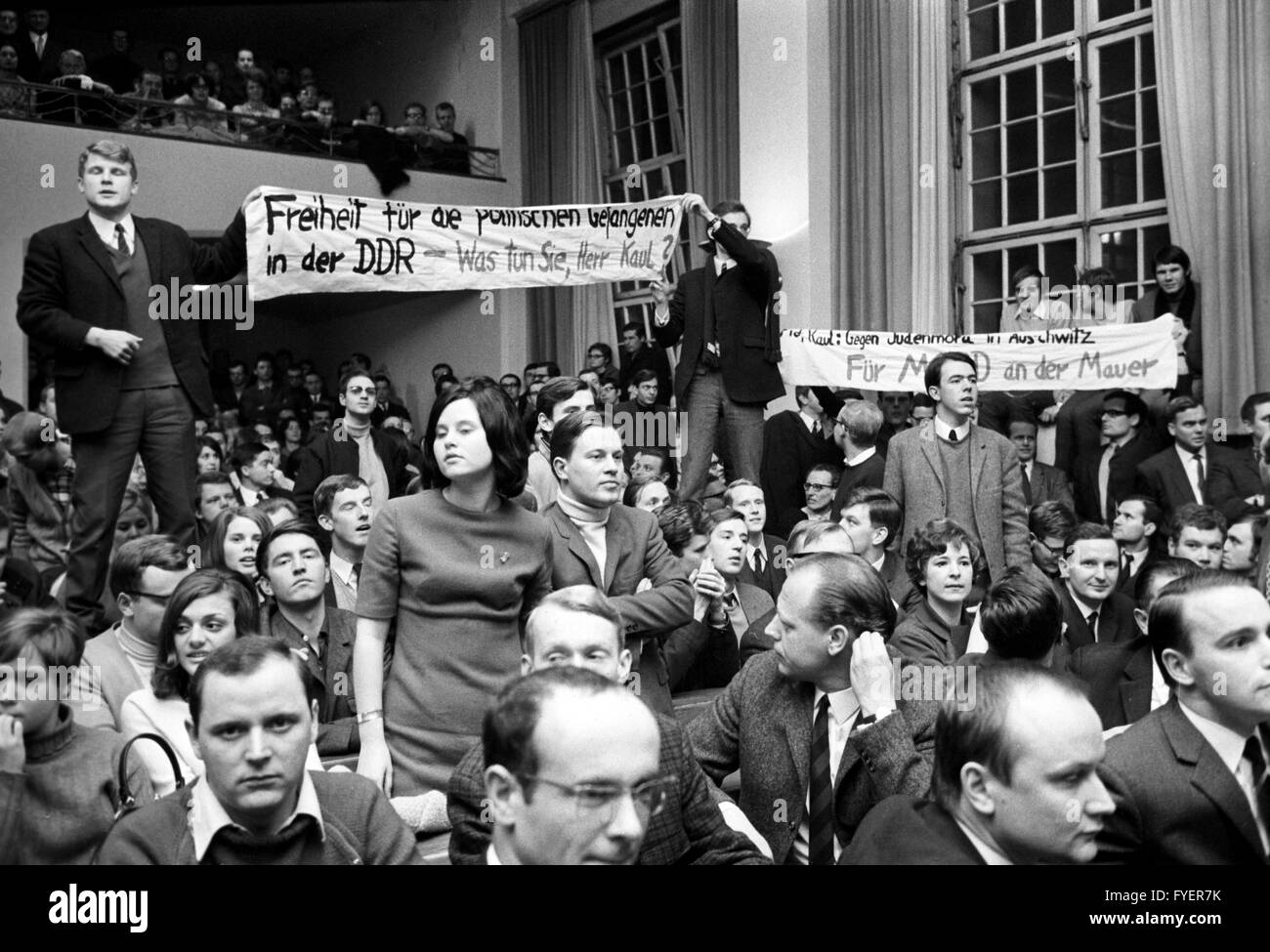 Stella GDR avvocato Friedrich Karl Kaul aveva parlato solo per pochi minuti nell aula del Friedrich-Wilhelm-università il 06 febbraio 1968 prima che egli ha dovuto lasciare sotto gli studenti' protesta. Foto Stock