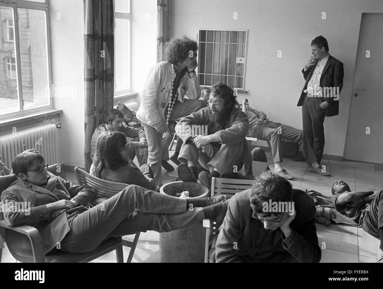 Fritz Teufel (centro, con barba folta) è tra i manifestanti che aveva organizzato una pacifica sit-in davanti alla sede della polizia di Francoforte sul Meno, il 10 settembre 1967 dopo la fine della XXII CONFERENZA SDS il 09 settembre 1967. Foto Stock