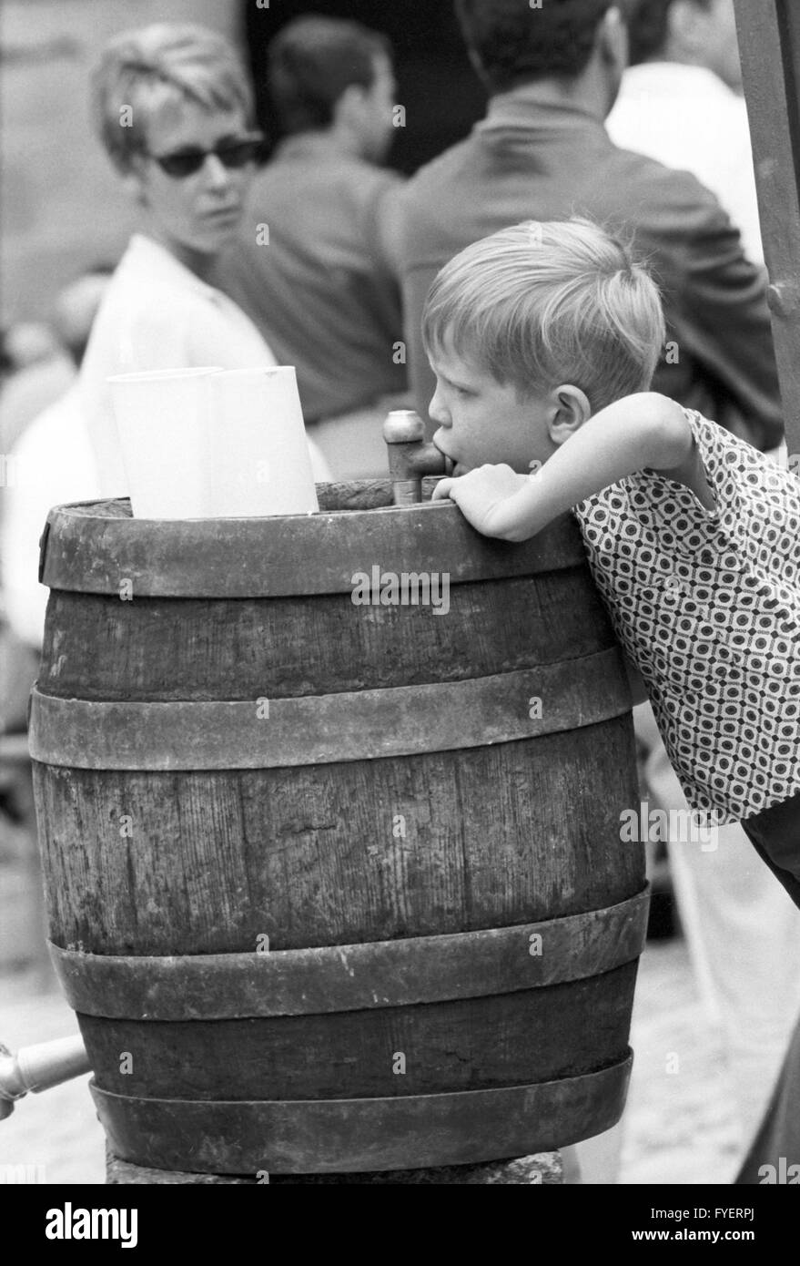 Un ragazzino drink da un barile di birra. Gli studenti di università Erlangen-norimberga celebrare una festa a Altdorf il 13 luglio 1968. Foto Stock