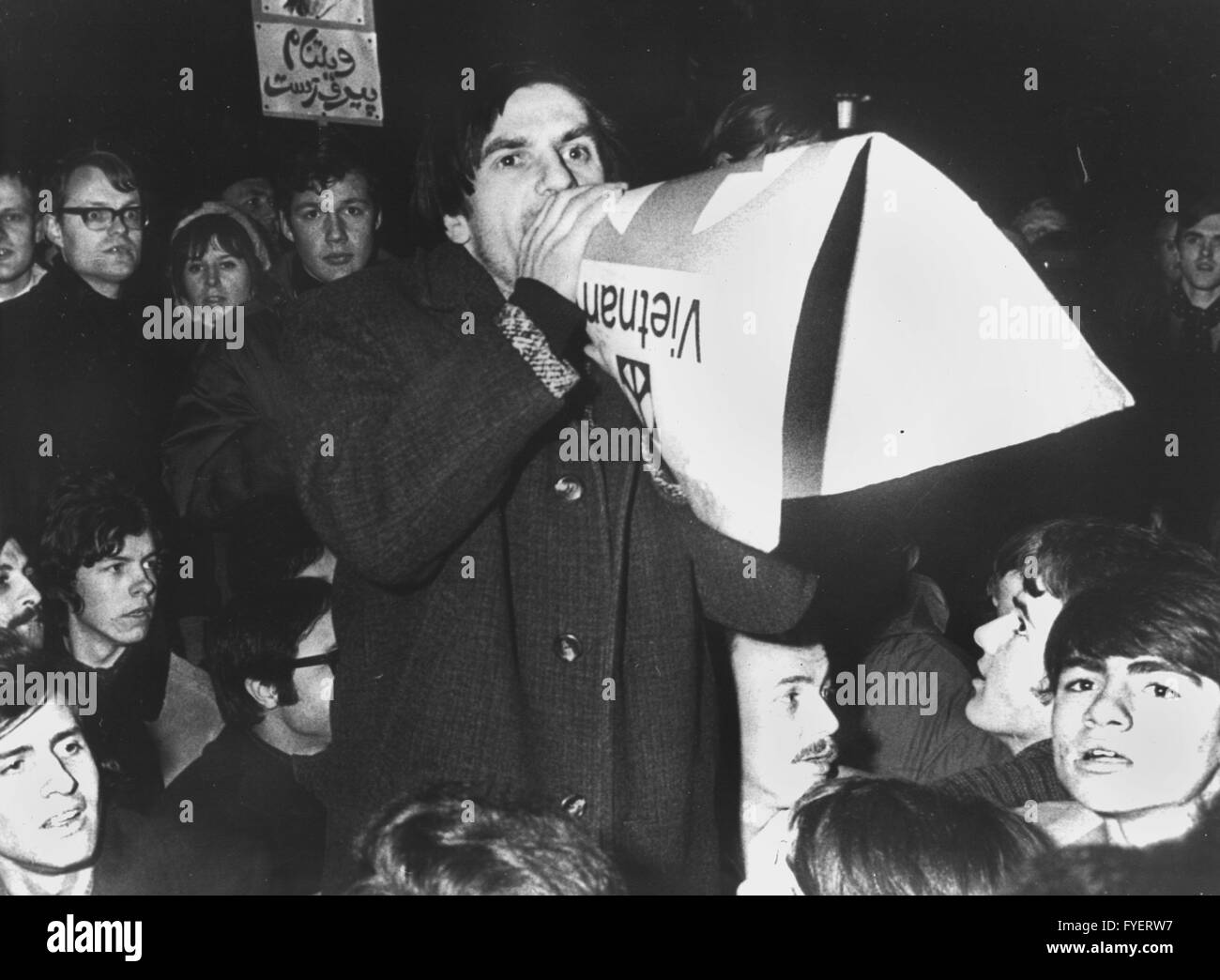 Il leader degli studenti Rudi Dutschke chiede dimostranti presso la stazione centrale di Francoforte per andare a casa. Egli è stato arrestato il 29 febbraio nel 1968 durante la dimostrazione ma lasciare andare dopo due ore. Tornò a calmare i manifestanti. Foto Stock