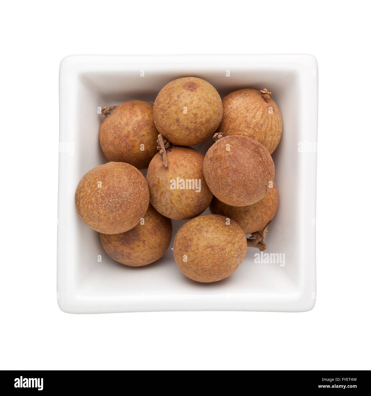 Longans in un recipiente quadrato isolato su sfondo bianco Foto Stock