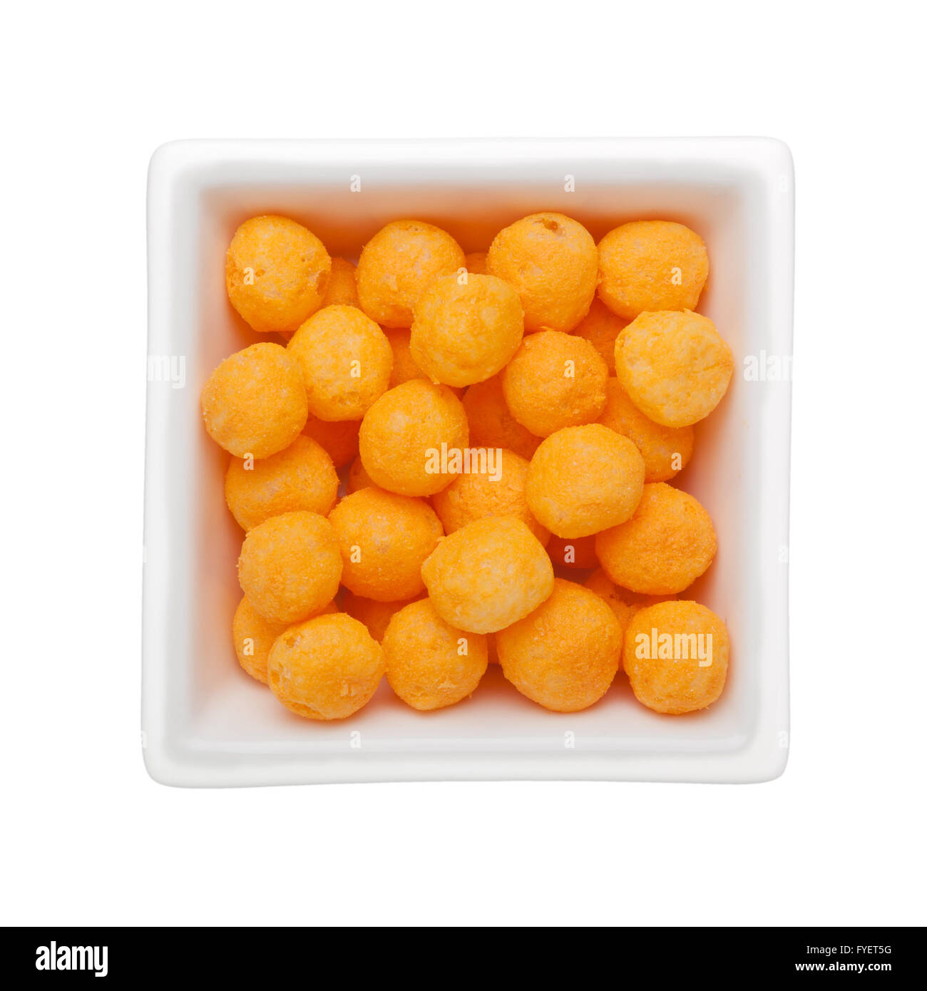 Sapore di formaggio Corn snack in un recipiente quadrato isolato su sfondo bianco Foto Stock
