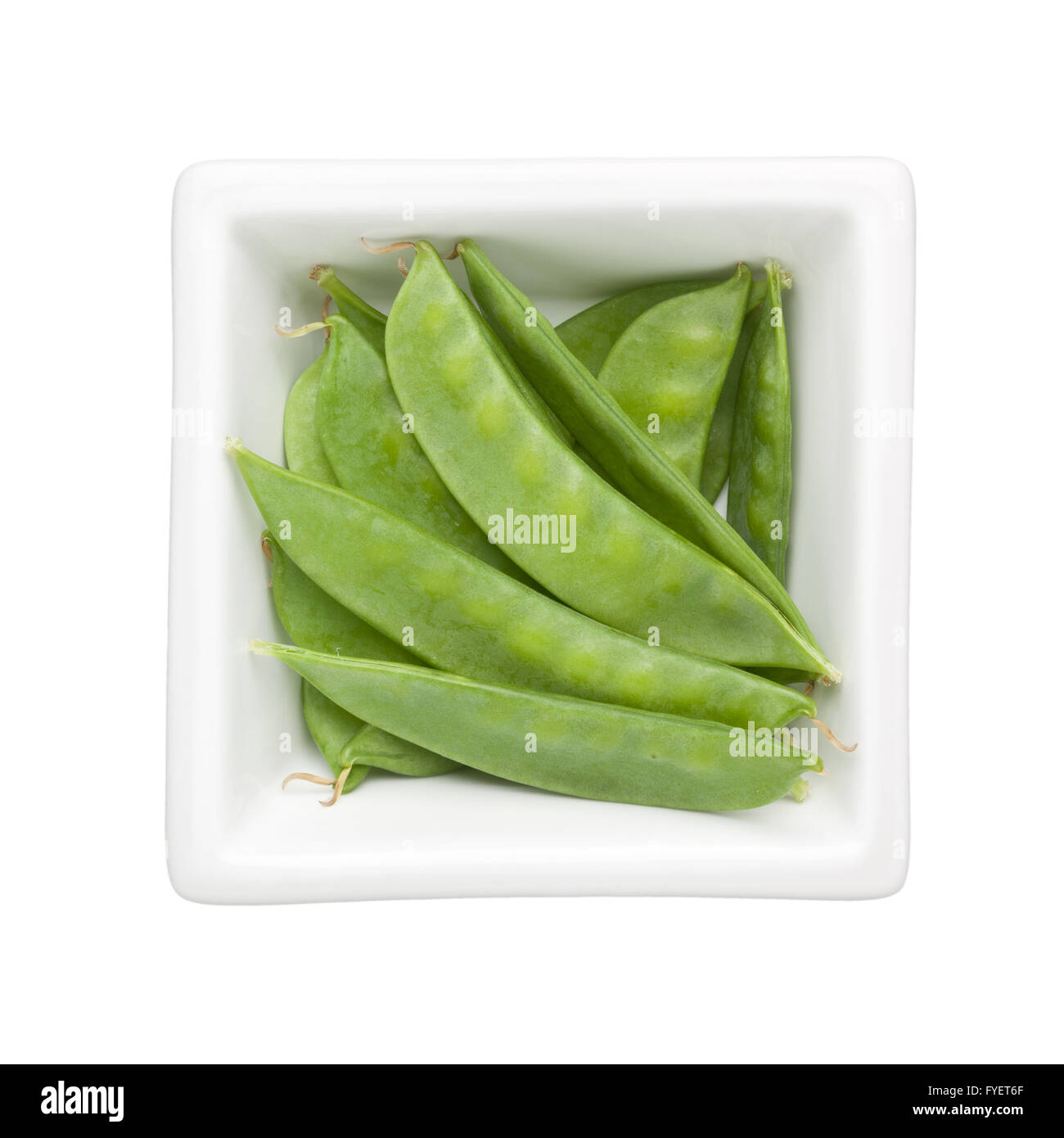 Snow piselli in un recipiente quadrato isolato su sfondo bianco Foto Stock