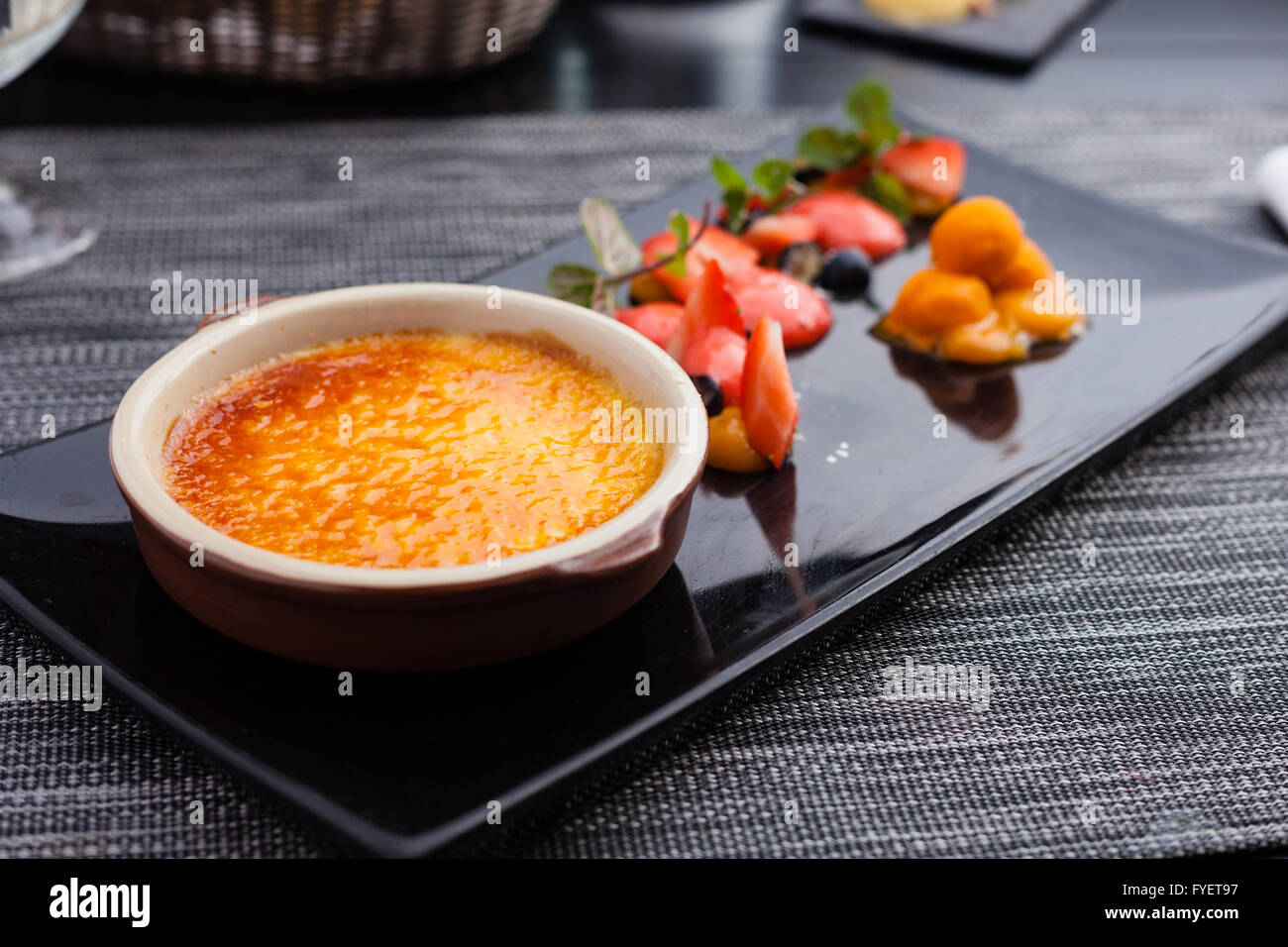 Creme brulee con fragola Foto Stock