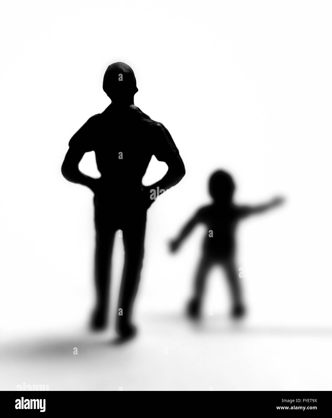 Un giovane neonato silhouette raggiungere fuori per aiutare essendo seguita da uno sconosciuto sconosciuto Foto Stock