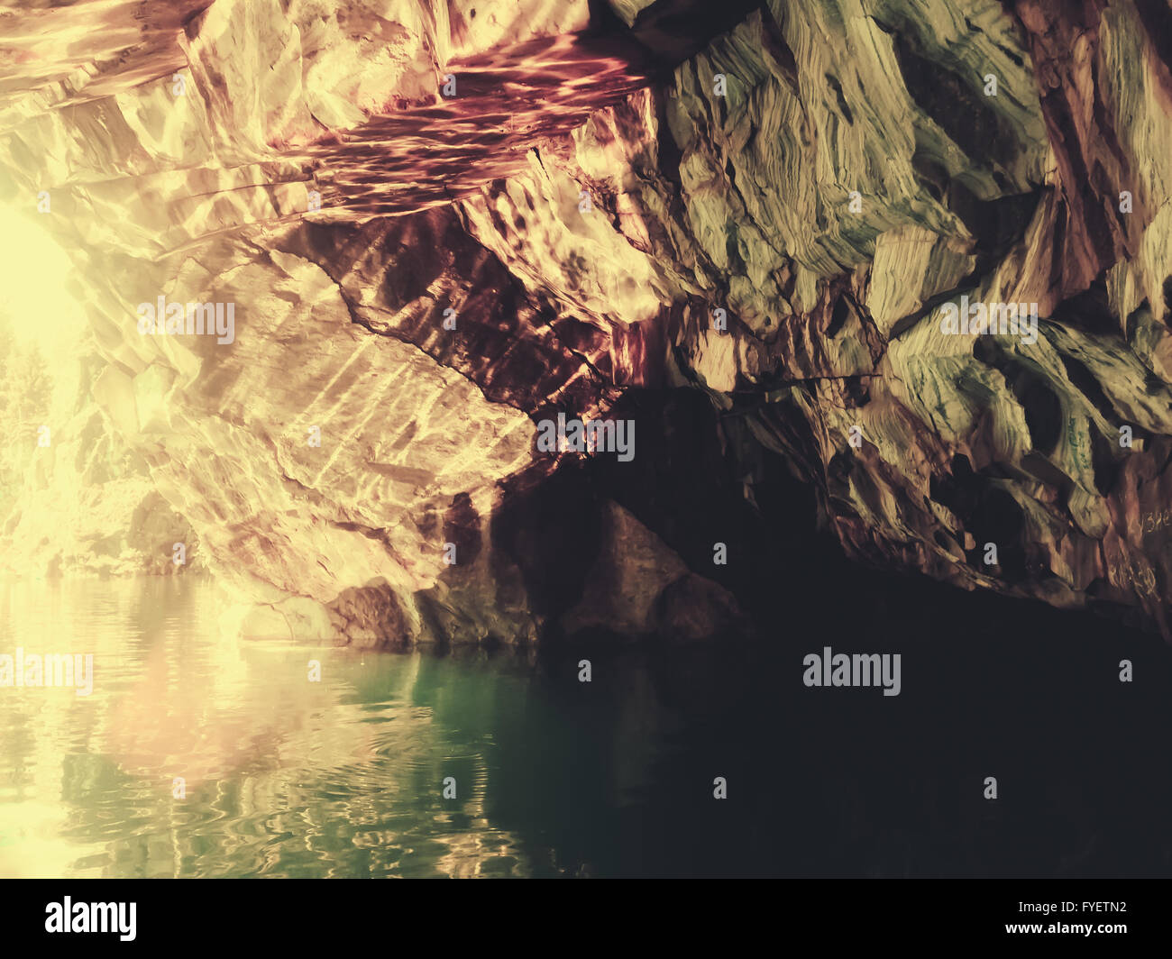 Fiume sotto un pezzo di roccia. Foto Stock