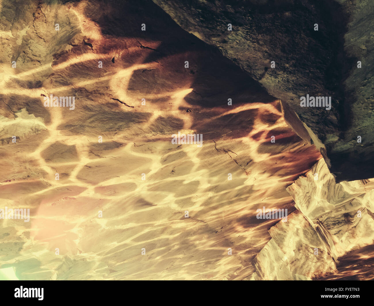 La riflessione del fiume in un pezzo di pietra. Foto Stock
