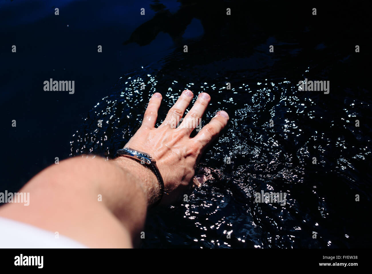 Mano umana si appoggia su ciò che il nero. Foto Stock