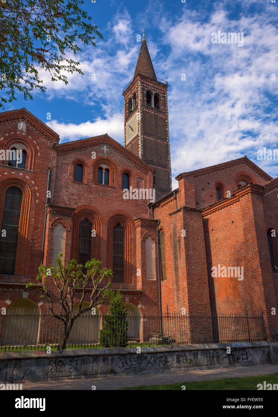 Basilica di Sant Eustorgio Milano,Italia- foto verticale. Foto Stock