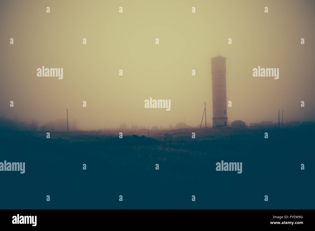 La silhouette di una torre nella nebbia. Foto Stock