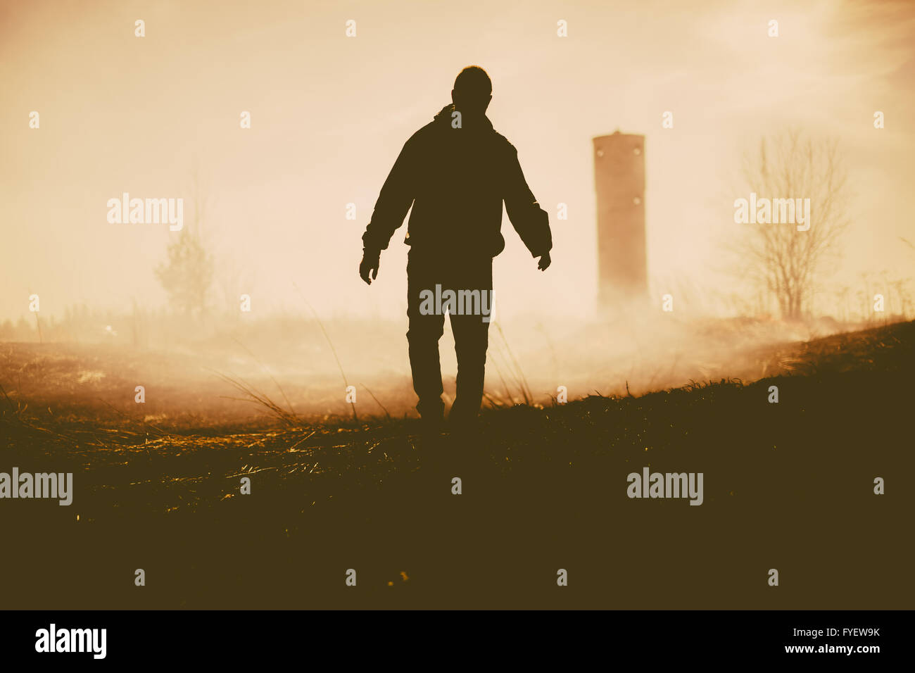 Silhouette della persona a piedi e la torre. Foto Stock