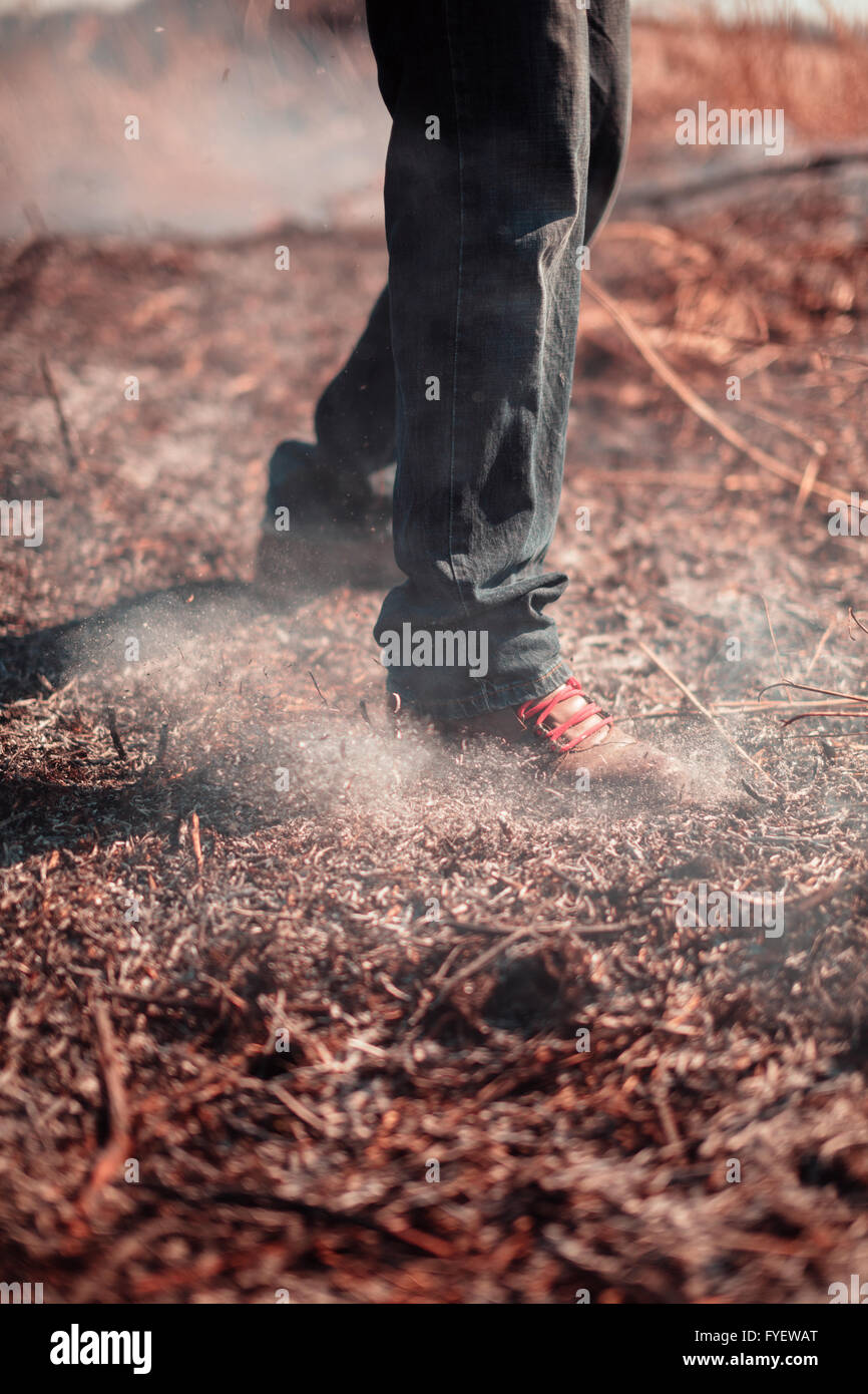 Le gambe della persona di spegnere un incendio. Foto Stock