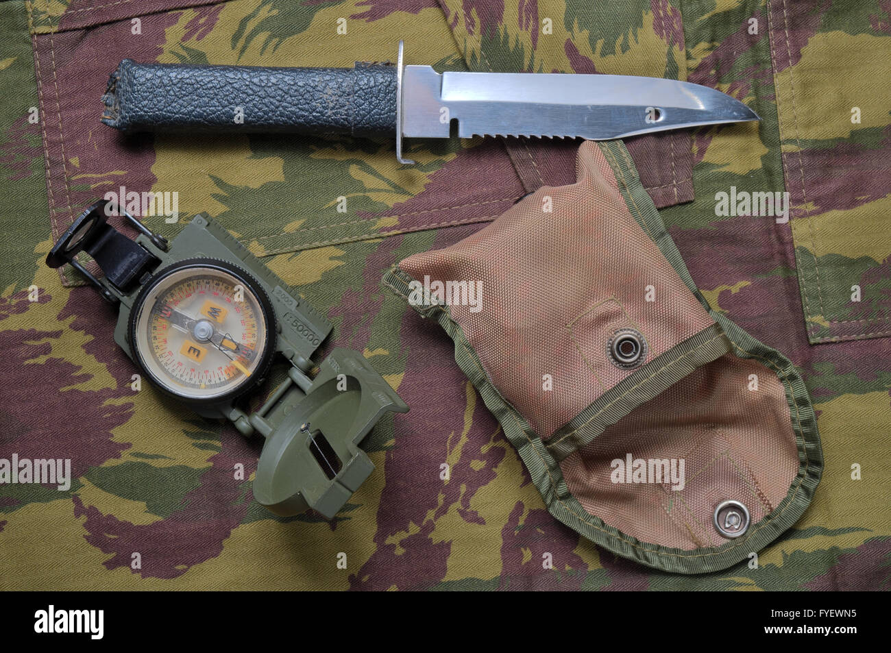 Pantalone mimetico sfondo. Tema militare Foto Stock