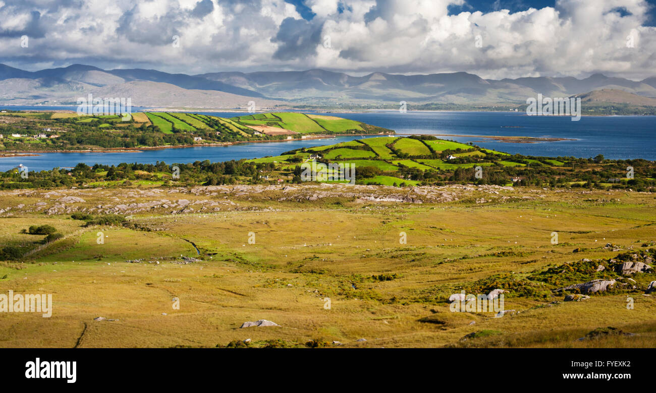 Vista su Ardgroom, penisola di Beara, County Cork, Irlanda, attraverso Kenmare Bay per le montagne della penisola di Iveragh Foto Stock