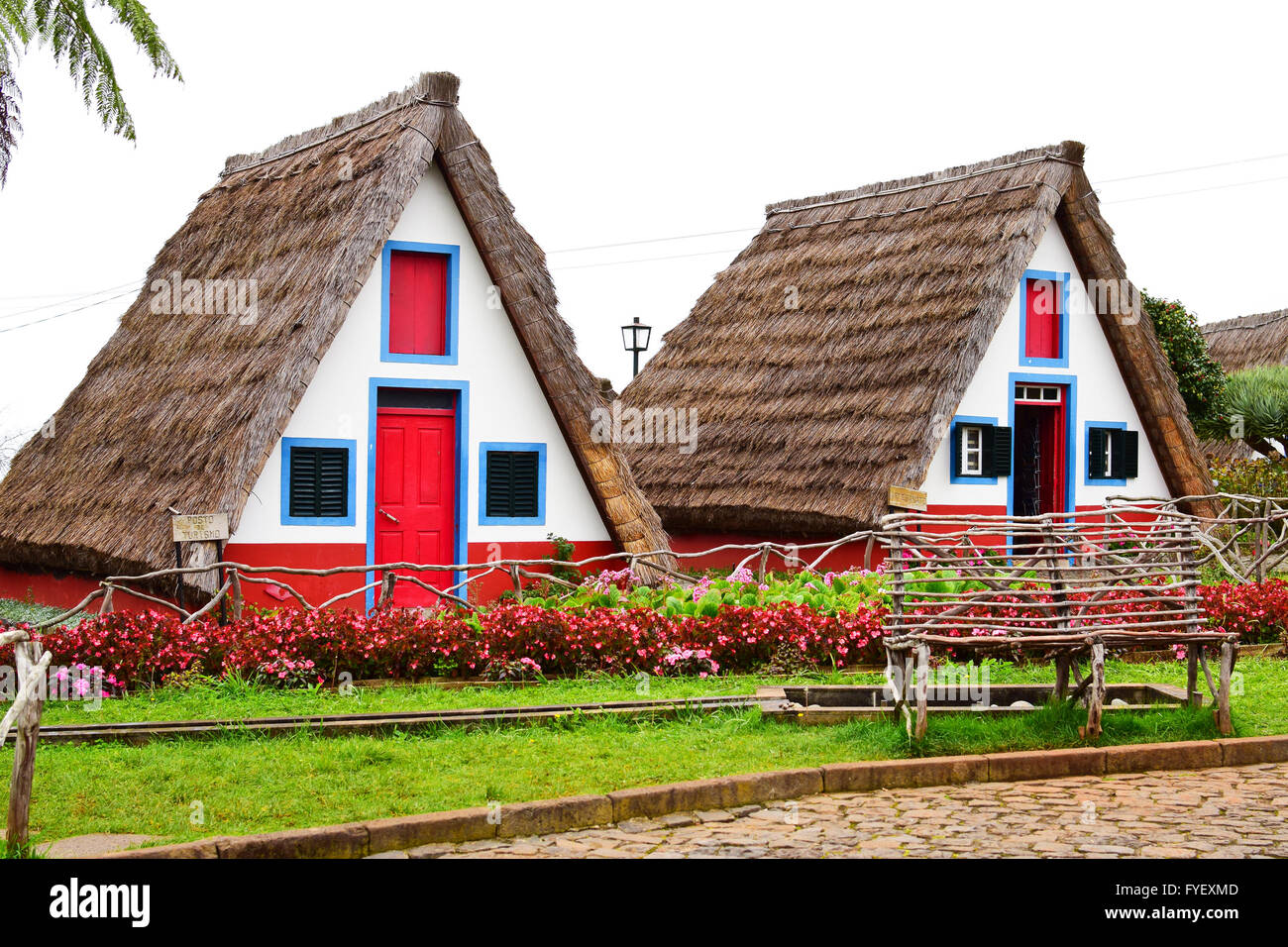 Due tradizionali case di Santana in Madeira, Portogallo Foto Stock