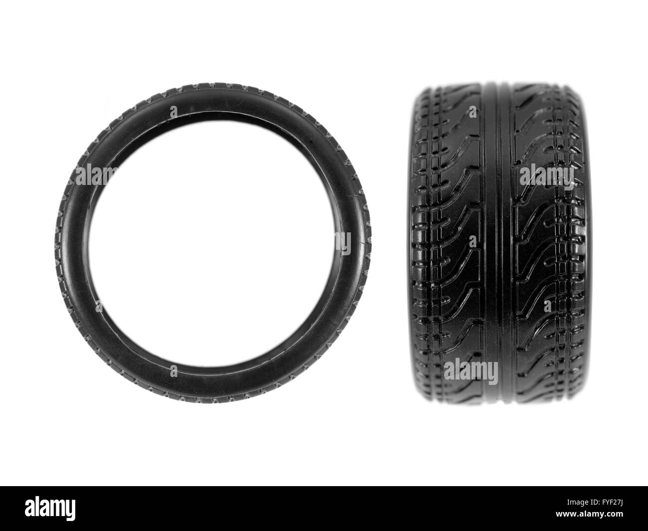 A basso profilo pneumatici isolati su sfondo bianco Foto Stock