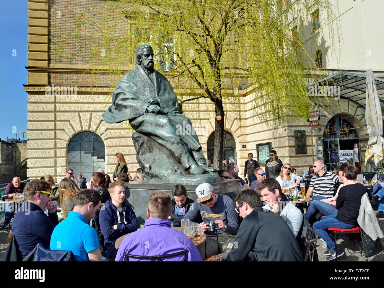 Praga, Repubblica Ceca. Statua di Bedrich Smetana (1824-84: compositore ceco) davanti al Museo Smetena, da Charles Bridge Foto Stock