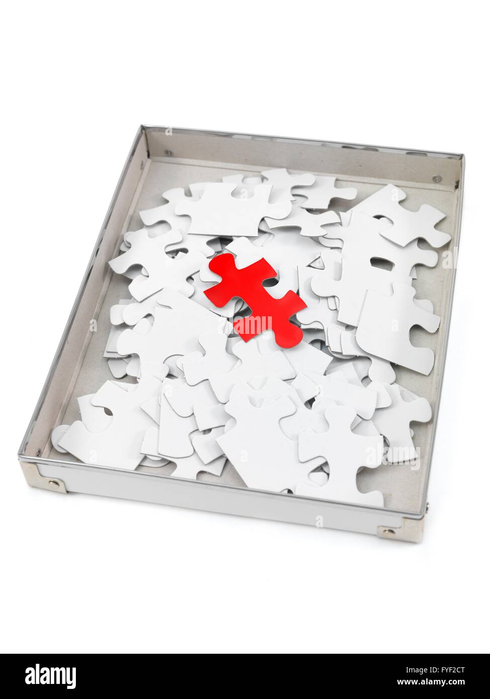 Puzzle di pezzi isolati contro uno sfondo bianco Foto Stock