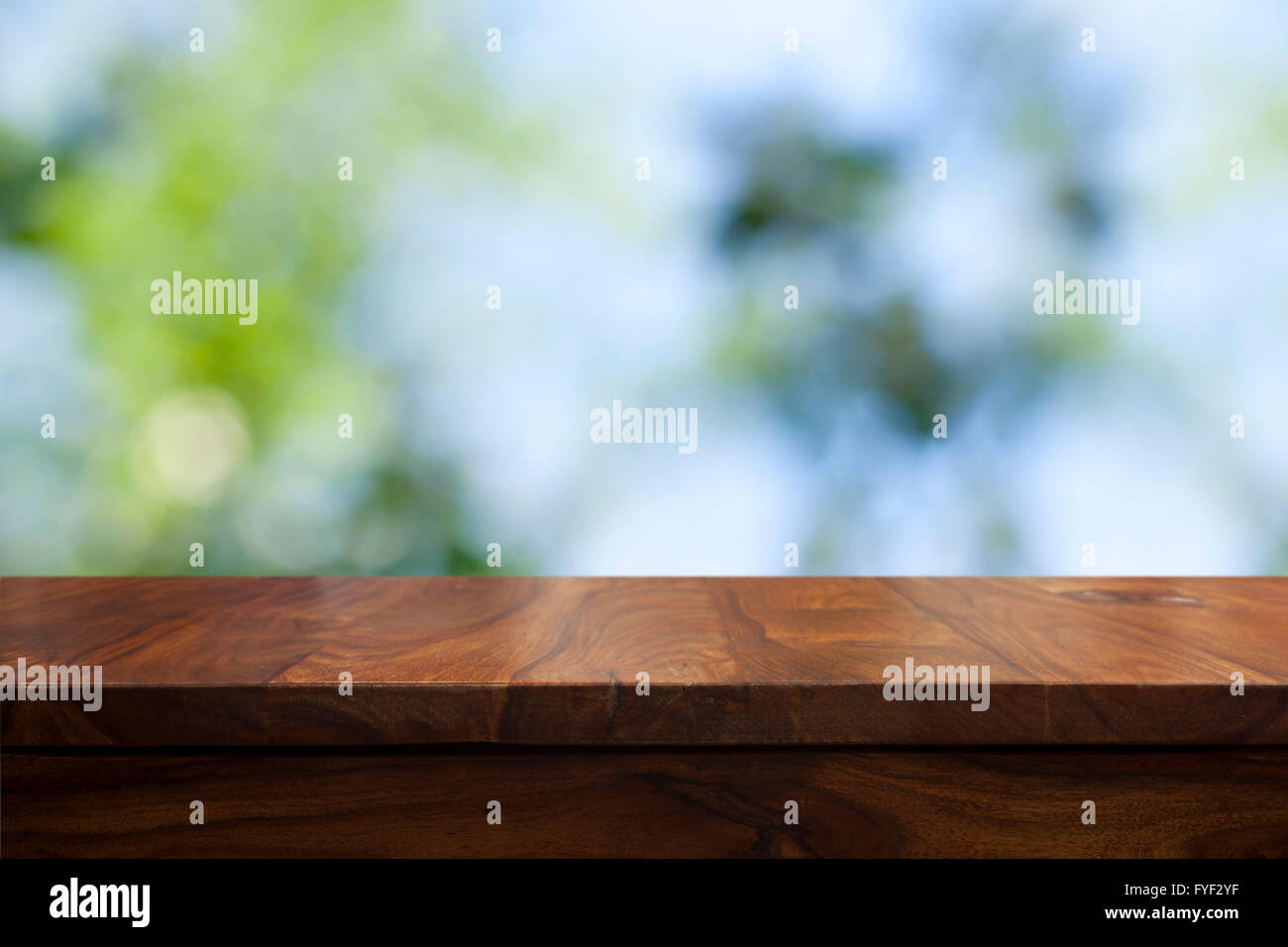 Svuotare la parte superiore del tavolo in legno e motivi floreali sfondo sfocato Foto Stock