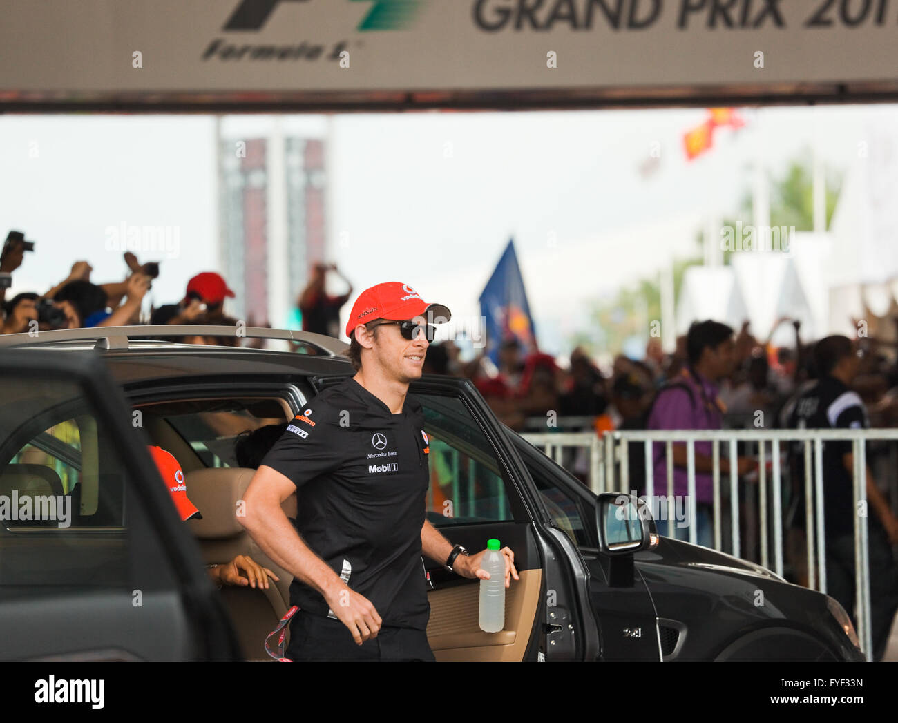 SEPANG, MALESIA - 10 aprile: Jenson Button (team McLaren Mercedes) ventole di saluto alla sessione di autografi sul GP di Formula 1, Aprile 10 Foto Stock