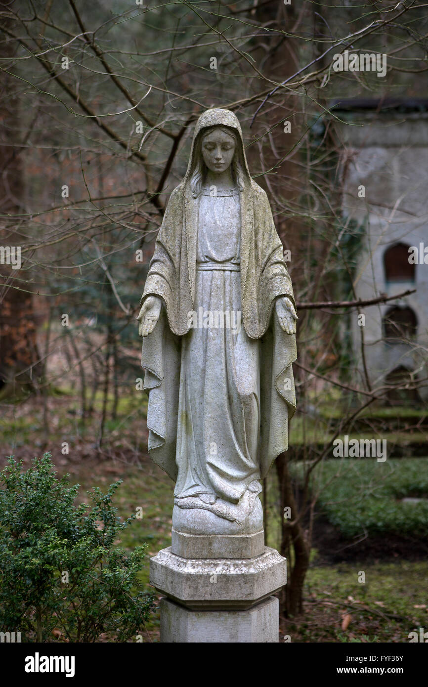 Tomba Infestata da Erbacce pietra ad un cimitero Foto Stock