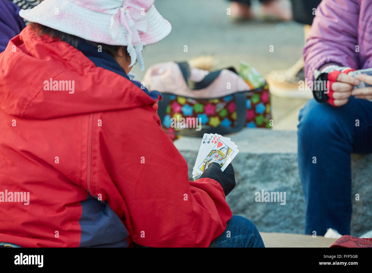 Anziani cino-americano le donne le carte da gioco in Portsmouth Square, Chinatown di San Francisco. Foto Stock