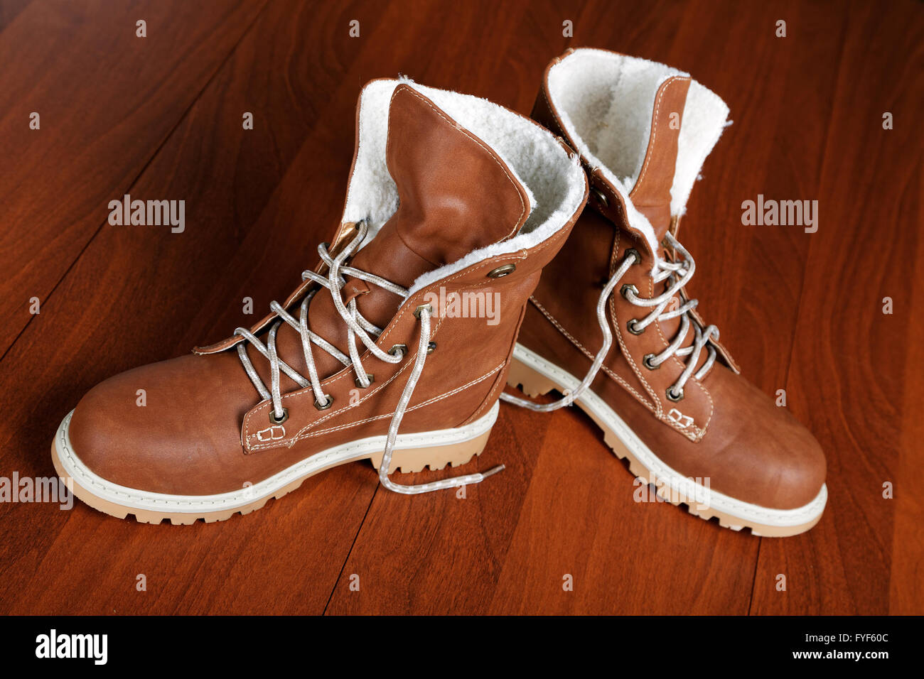 Coppia di scarpe nuove sul pavimento close-up Foto Stock