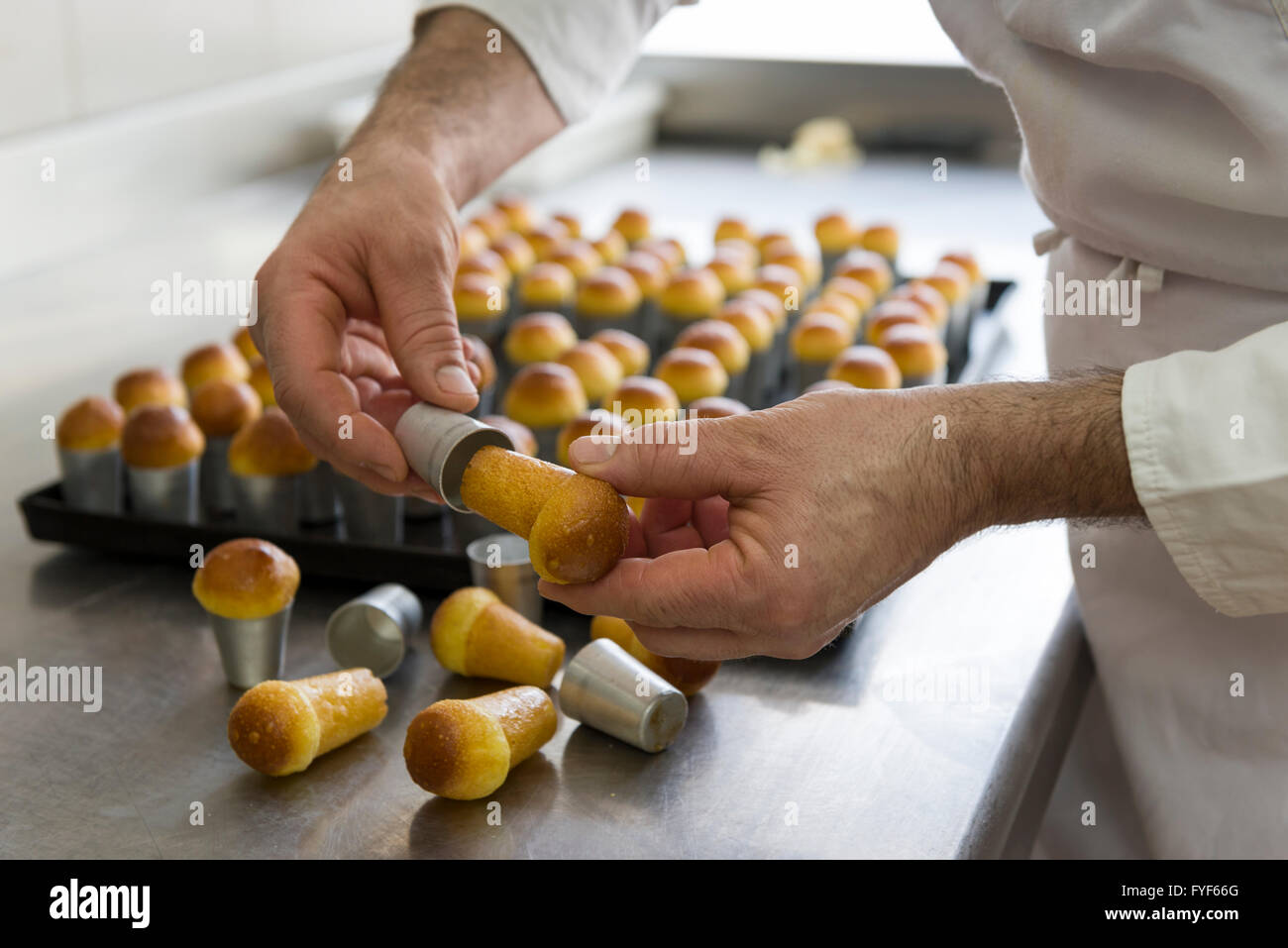Fase di lavorazione per la pasticceria appena fuori dal forno Foto Stock