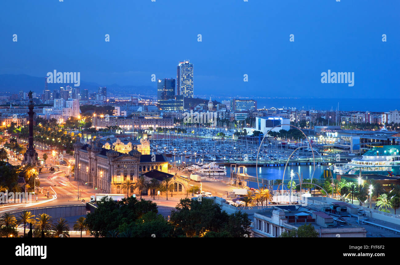 Barcellona, Spagna skyline notturno Foto Stock