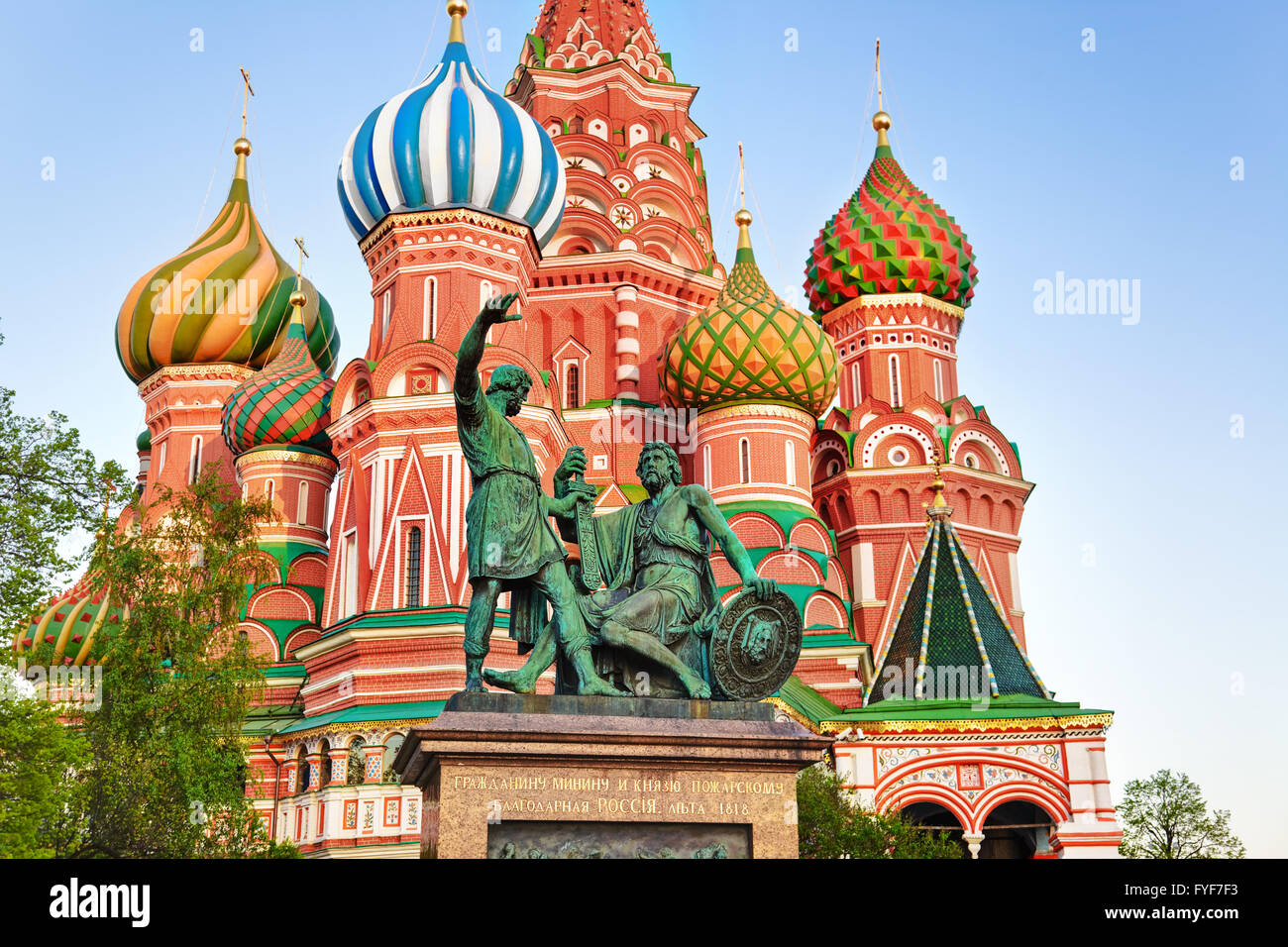 San Basilio sulla piazza Rossa di Mosca al tramonto Foto Stock