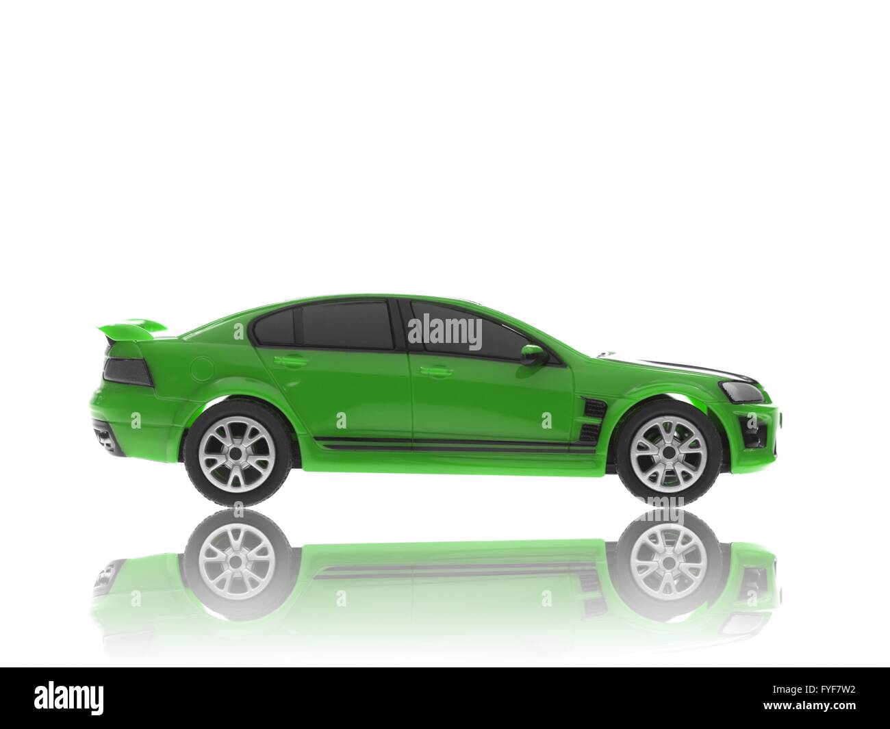 Un giocattolo auto sportiva isolata contro uno sfondo bianco Foto Stock