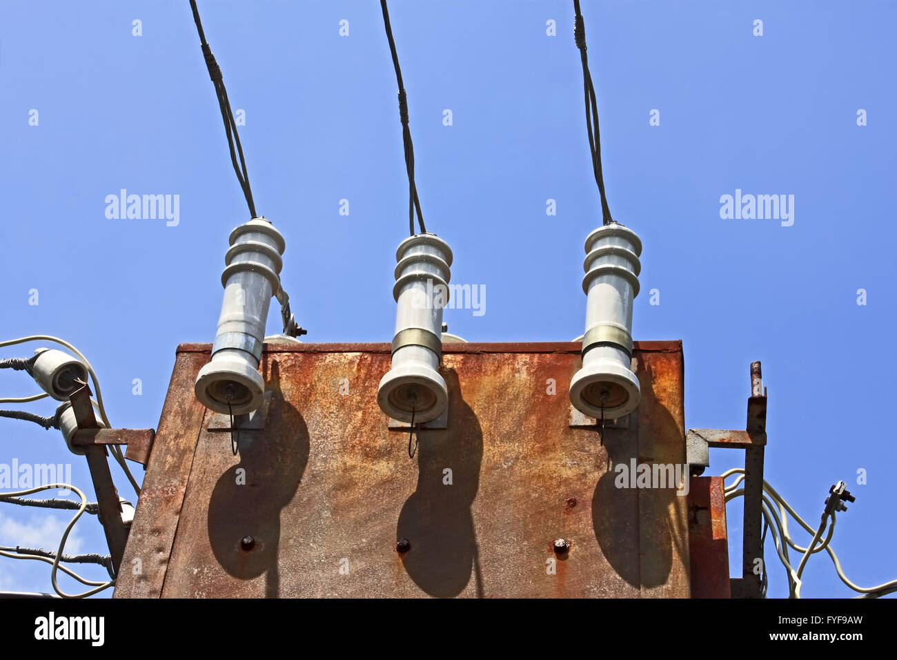 Dettaglio del vecchio trasformatore elettrico Foto Stock