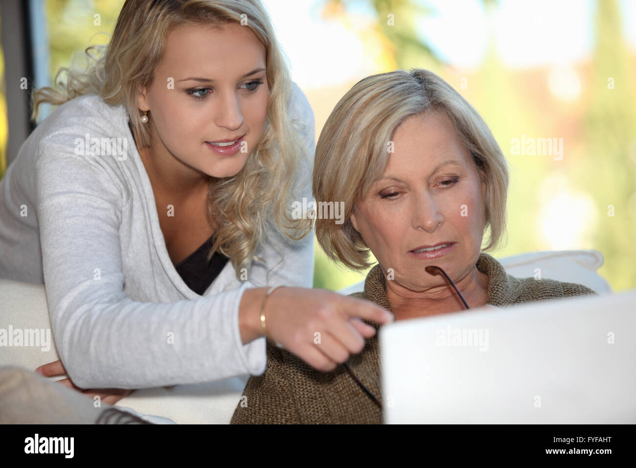 La nipote che mostra la nonna come utilizzare un computer Foto Stock