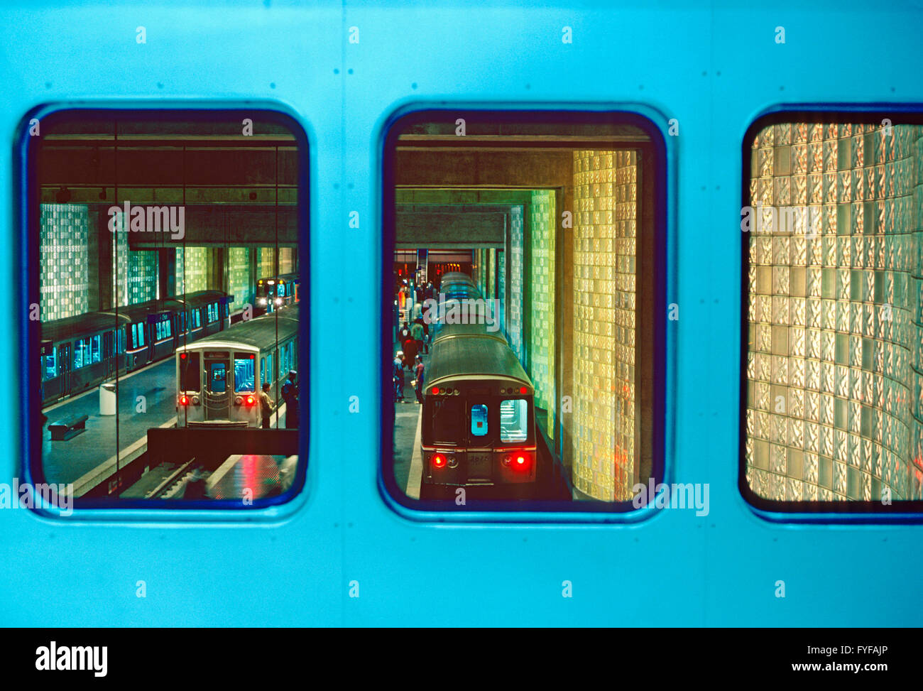 La stazione della metropolitana, treno per auto e bloccare le pareti di vetro all'Aeroporto Internazionale O'Hare di Chicago Foto Stock