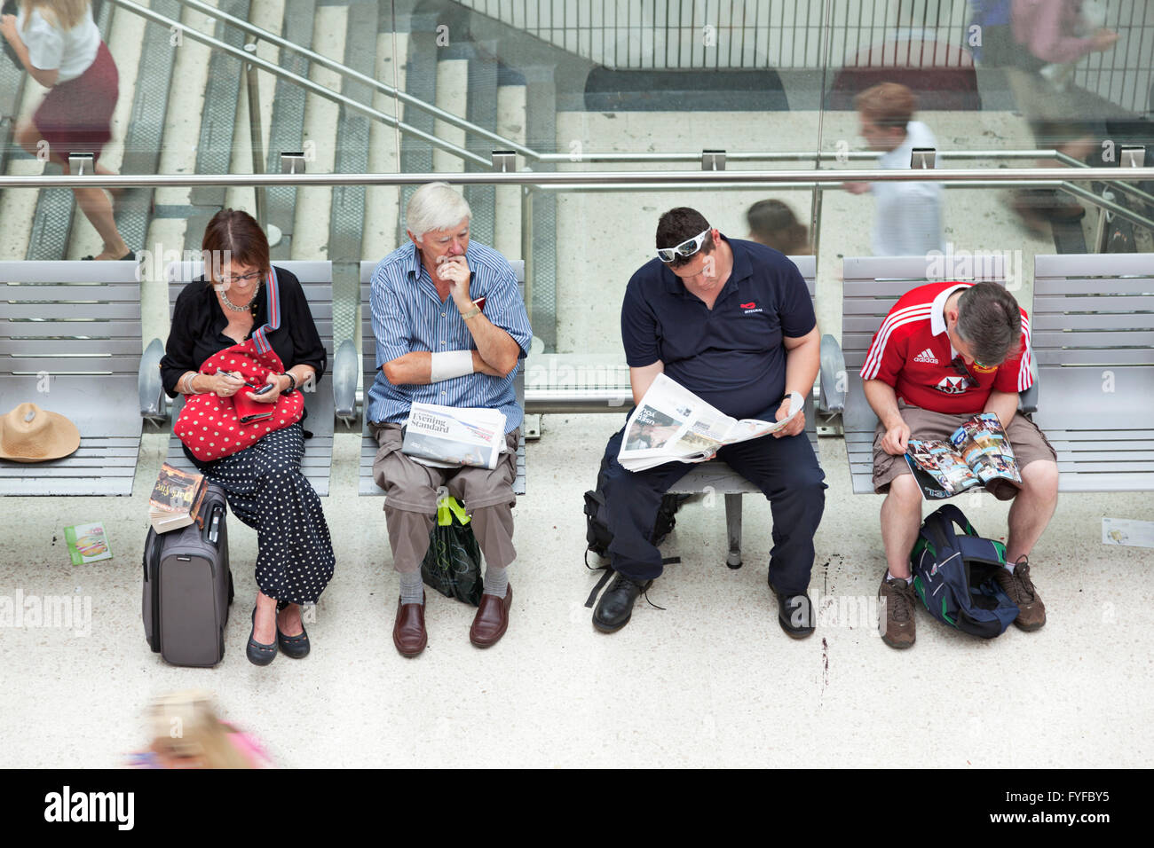 I viaggiatori in attesa alla Stazione Waterloo di Londra Foto Stock