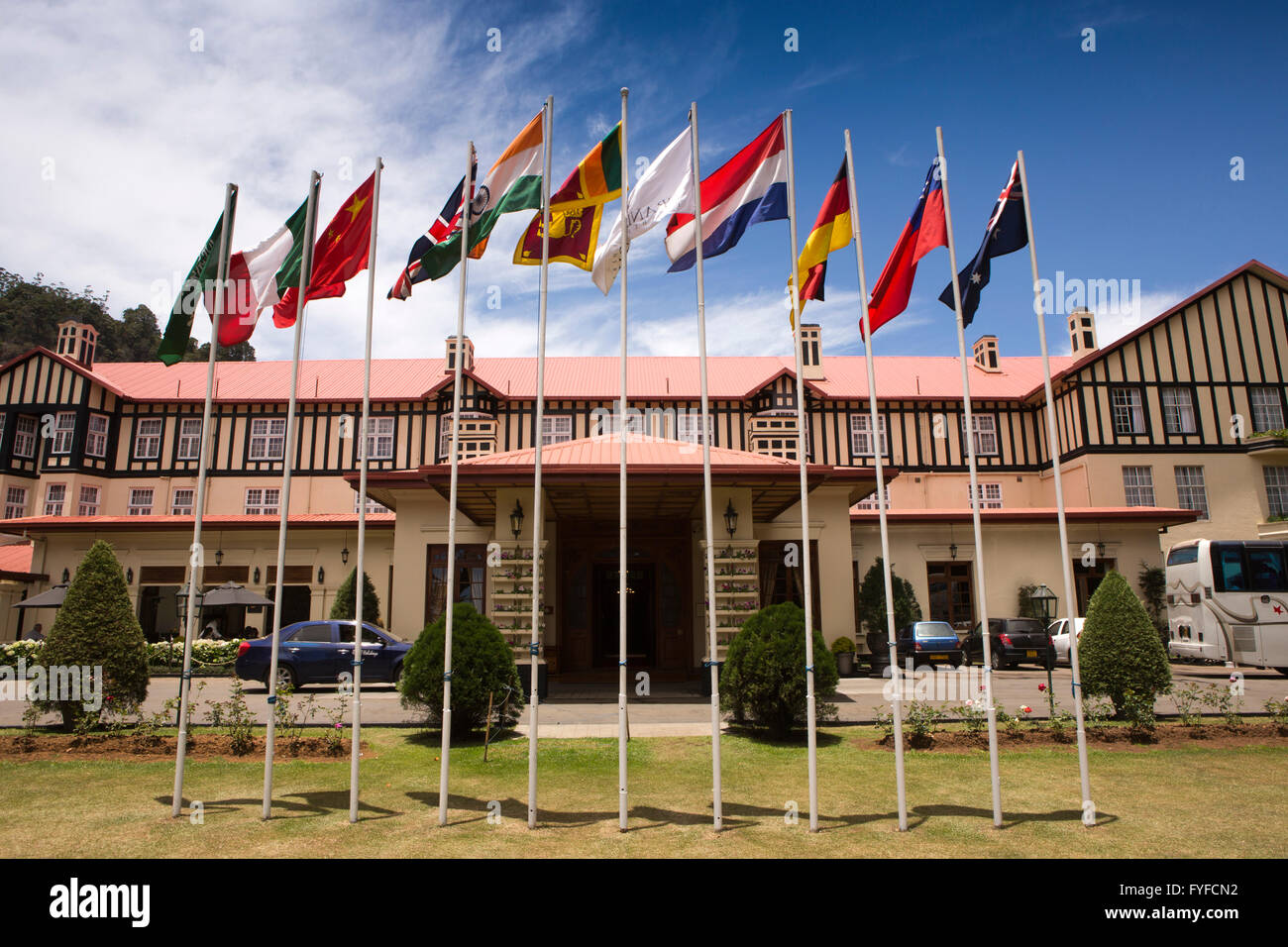 Sri Lanka, Nuwara Eliya, bandiere internazionali volare al di fuori del Grand Hotel Foto Stock