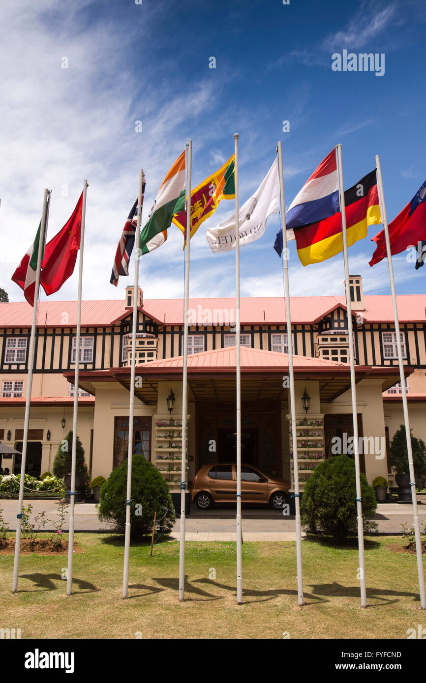 Sri Lanka, Nuwara Eliya, bandiere internazionali volare al di fuori del Grand Hotel Foto Stock