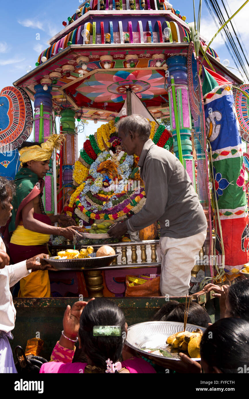 Sri Lanka, Nuwara Eliya, Thiruvetkattu Sri Muthu Mariyamman tempio, Saraswati festival, persone portando offerte Foto Stock