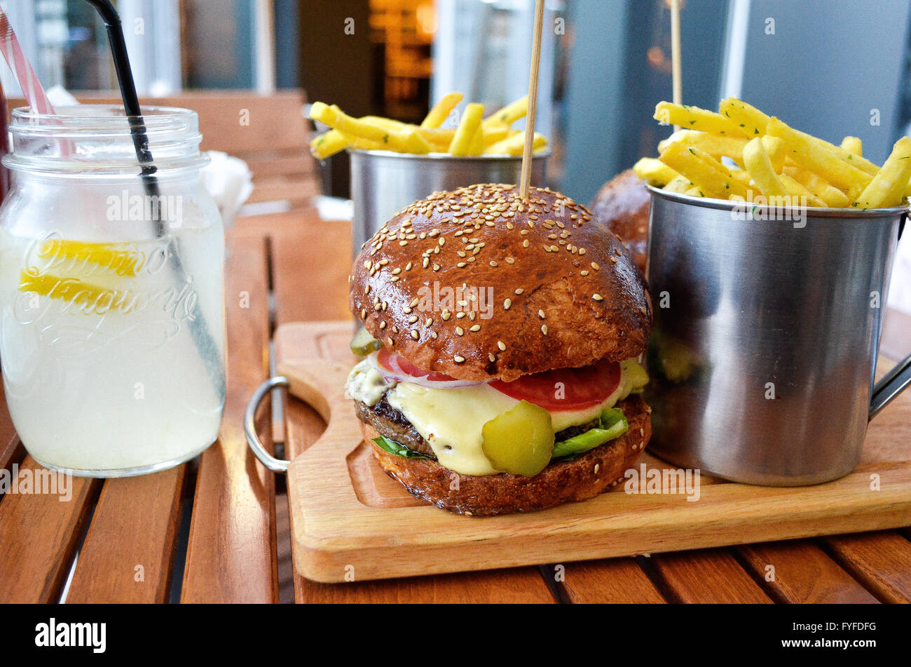 Cheeseburger con patatine fritte e limonade Foto Stock