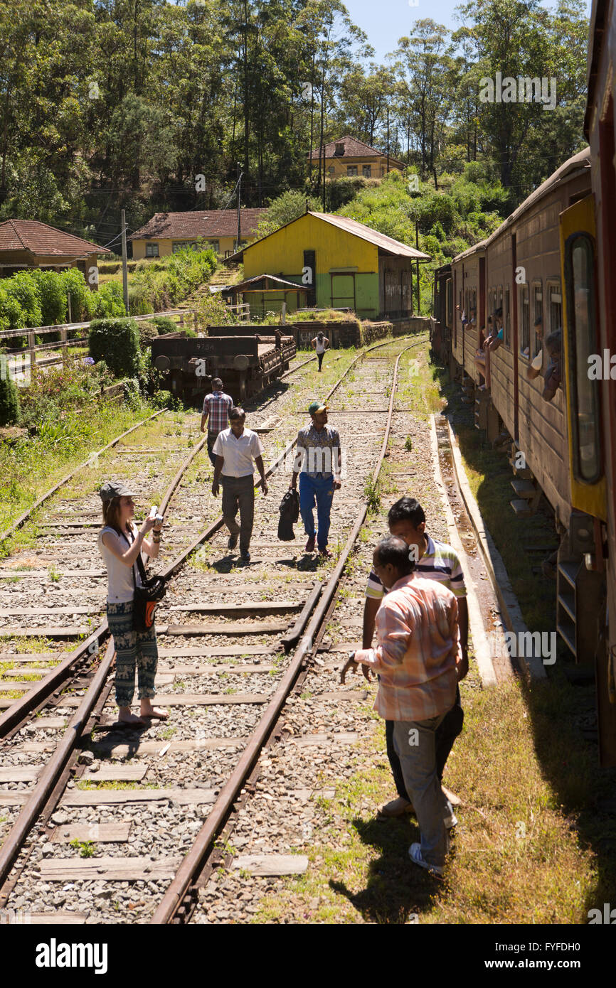 Sri Lanka, Ohiya stazione ferroviaria, persone sulle vie in attesa del treno per passare Foto Stock