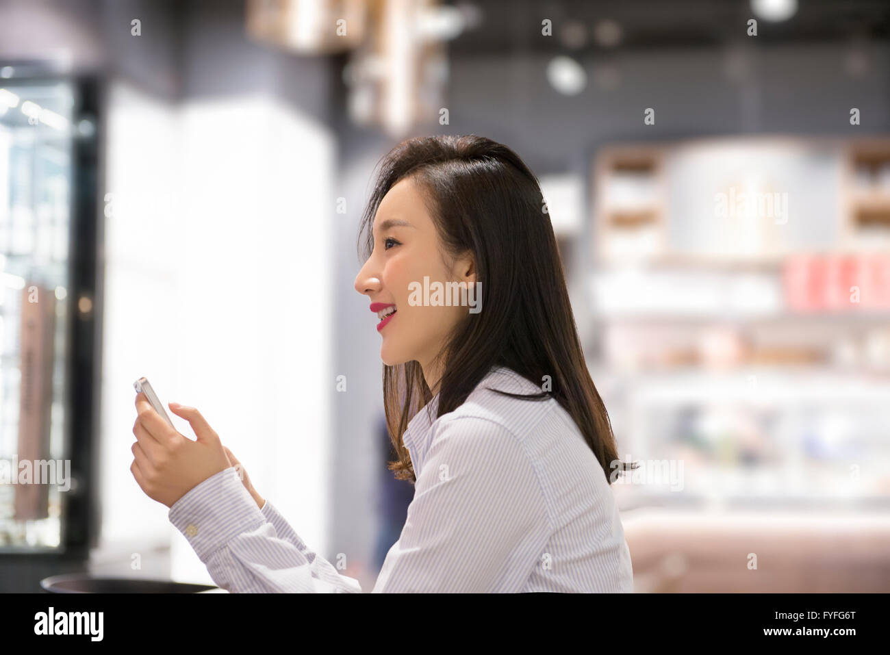 Panificio proprietario utilizzando smart phone Foto Stock