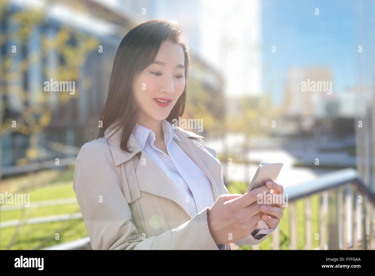 Imprenditrice utilizzando smart phone Foto Stock