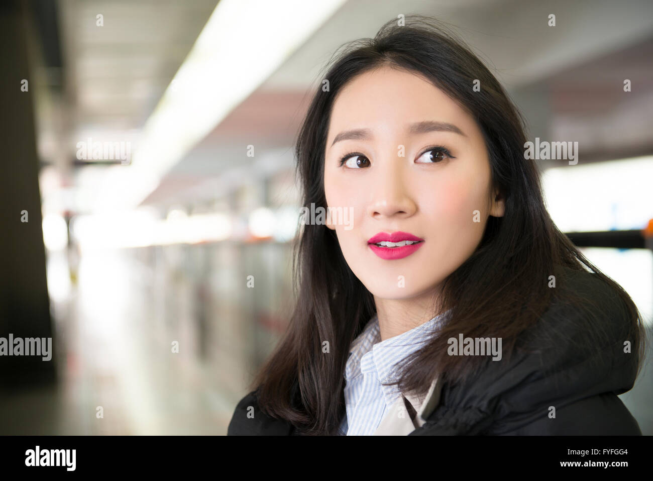 Imprenditrice presso la stazione della metropolitana Foto Stock